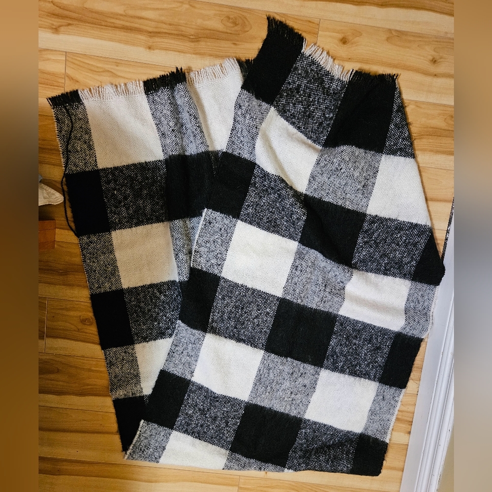 Blanket Scarf with White and Black Plaid Pattern